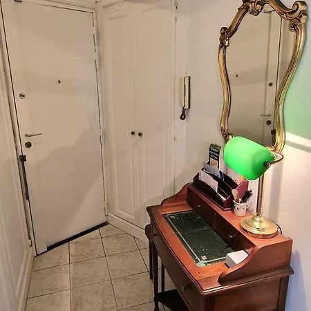 Christina : A Deux Pas De La Tour Eiffel *