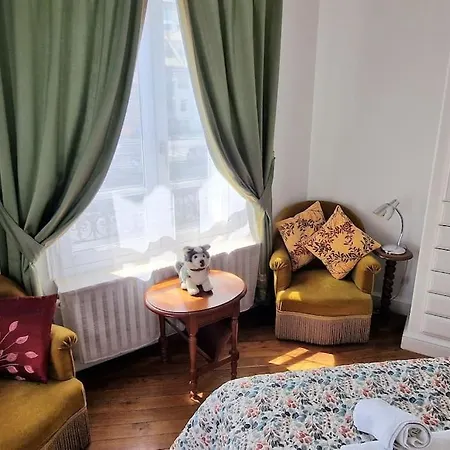 Christina : A Deux Pas De La Tour Eiffel Daire